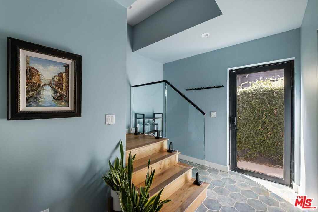 2414 Penmar Ave - Photo 4 of 32