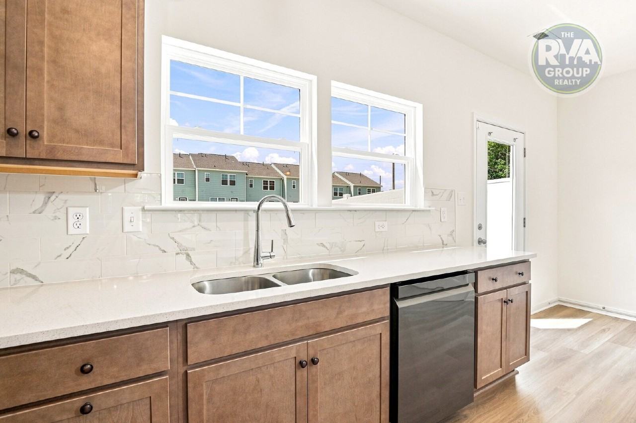 3421 Pond Aly - Photo 5 of 21