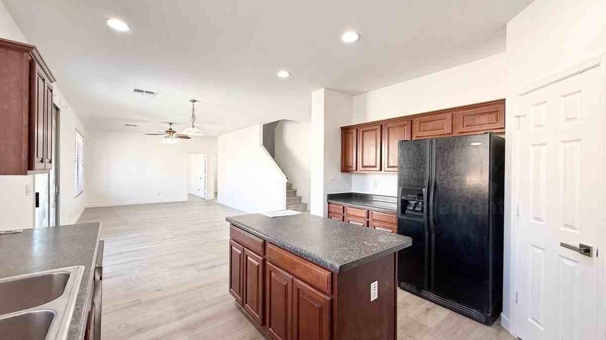 2910 E Lindrick Dr - Photo 7 of 21