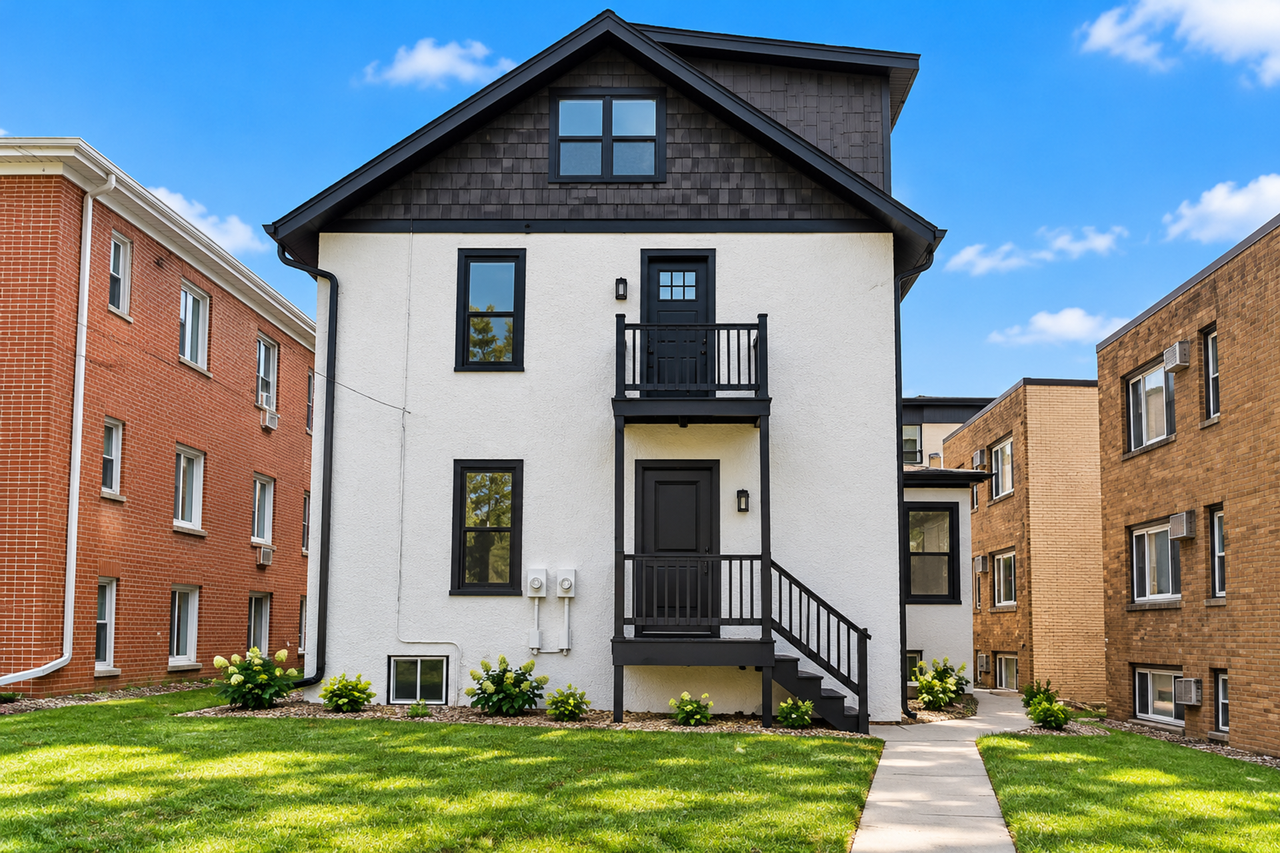 STUNNING RENOVATED 4 BEDROOM DUPLEX ON GRAND AVE – MOVE - Photo 4 of 38