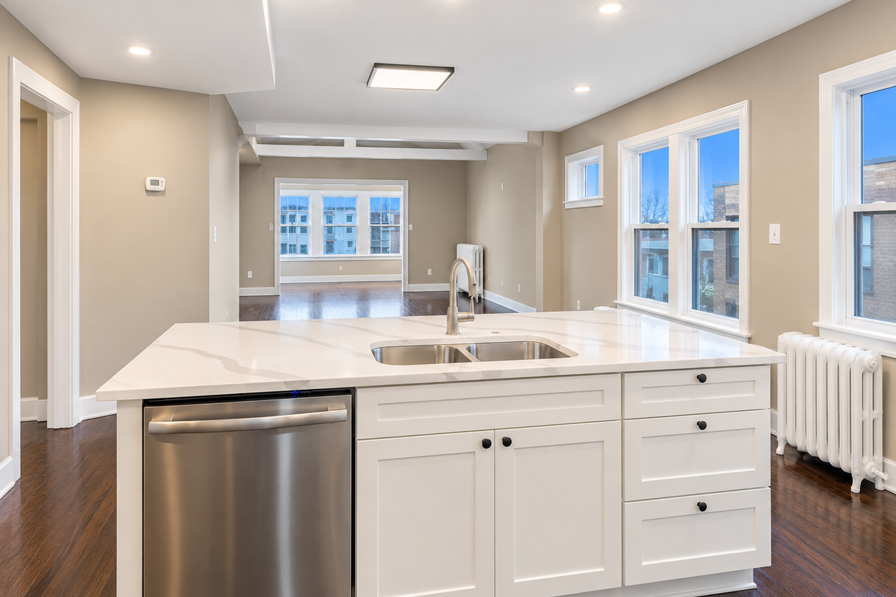 STUNNING RENOVATED 4 BEDROOM DUPLEX ON GRAND AVE – MOVE - Photo 7 of 38