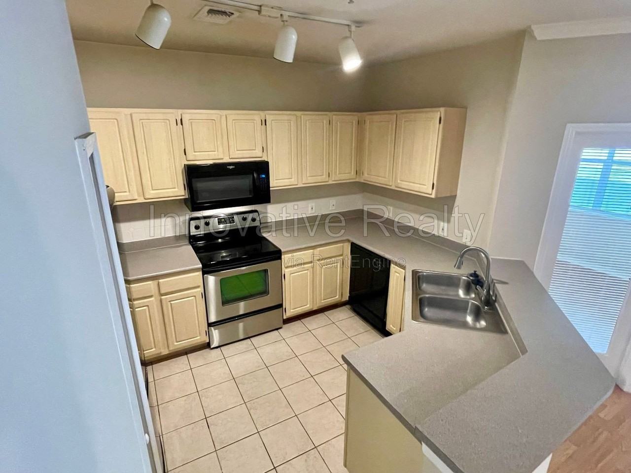 2428 Legacy Lake Dr - Photo 5 of 29