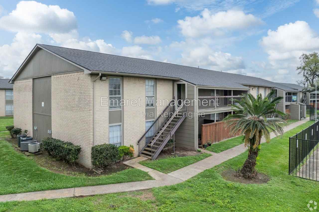 101 Hackberry St #1501 - Photo 5 of 11