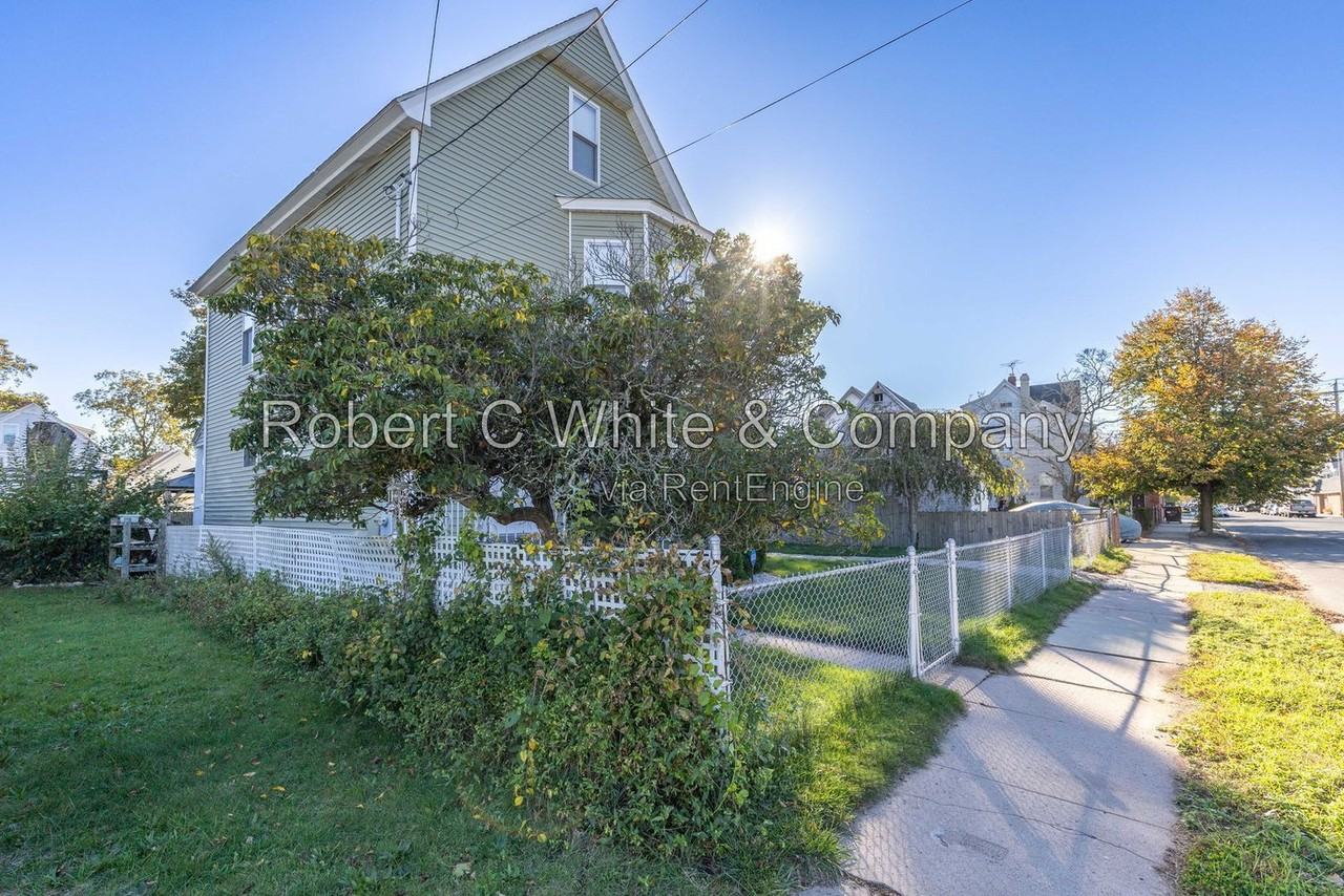 210 Noble St - Photo 3 of 24