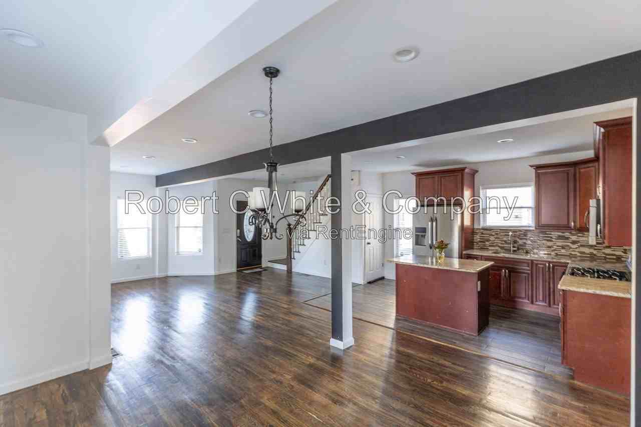 210 Noble St - Photo 4 of 24