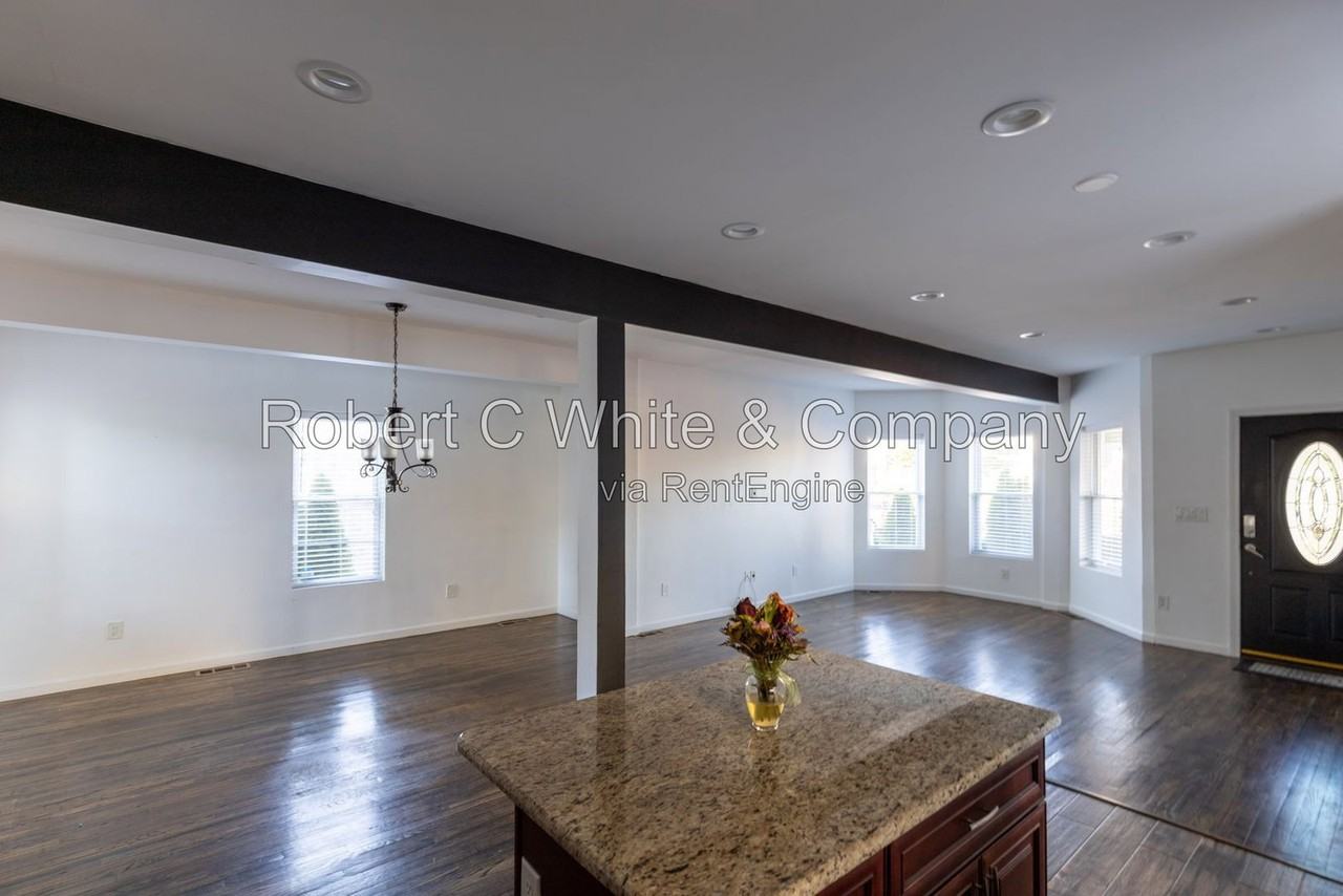 210 Noble St - Photo 5 of 24