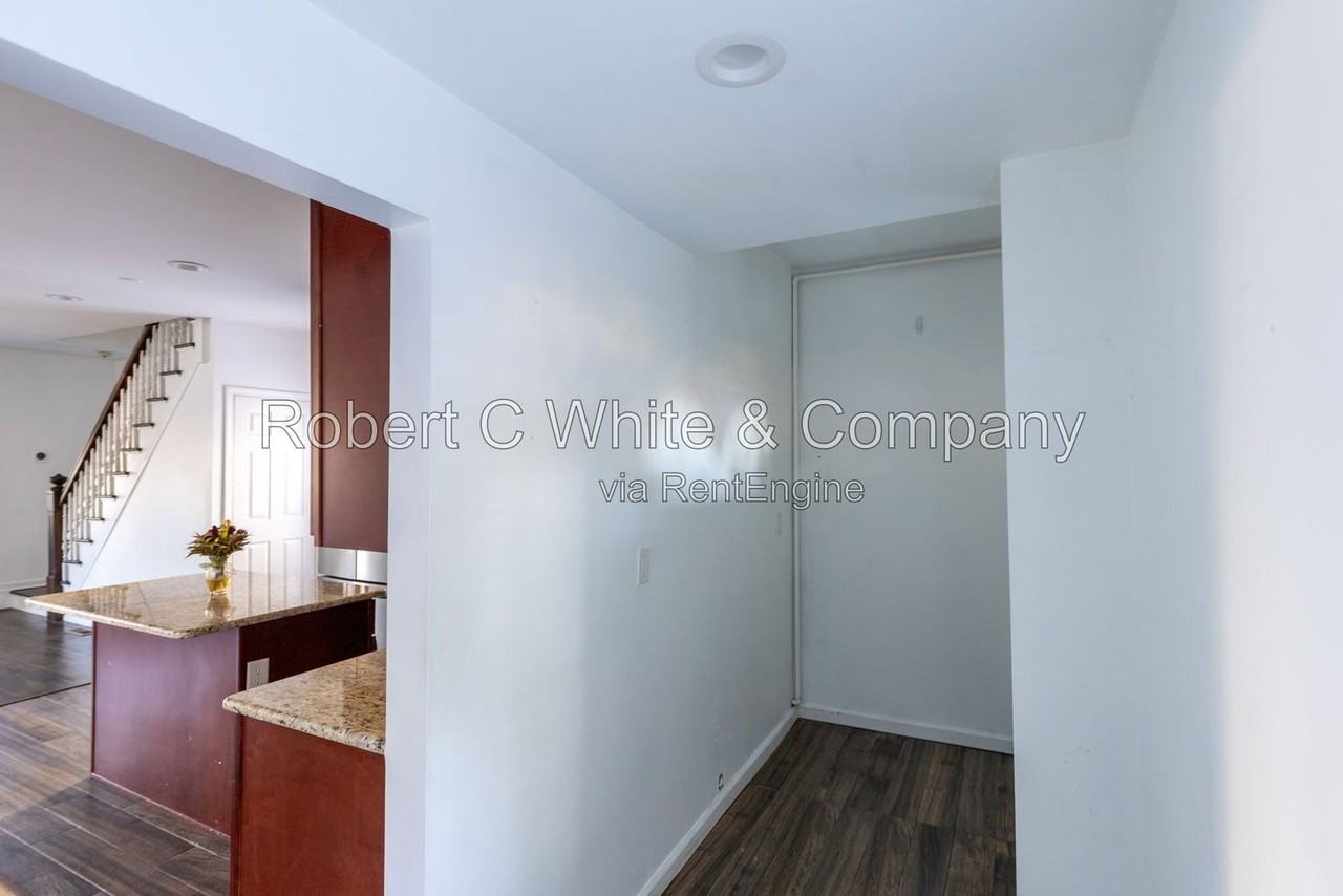 210 Noble St - Photo 6 of 24