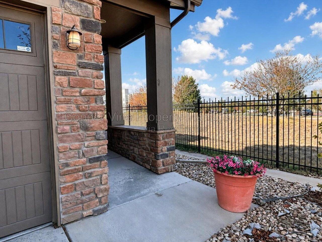 1307 Lander Ln - Photo 3 of 39