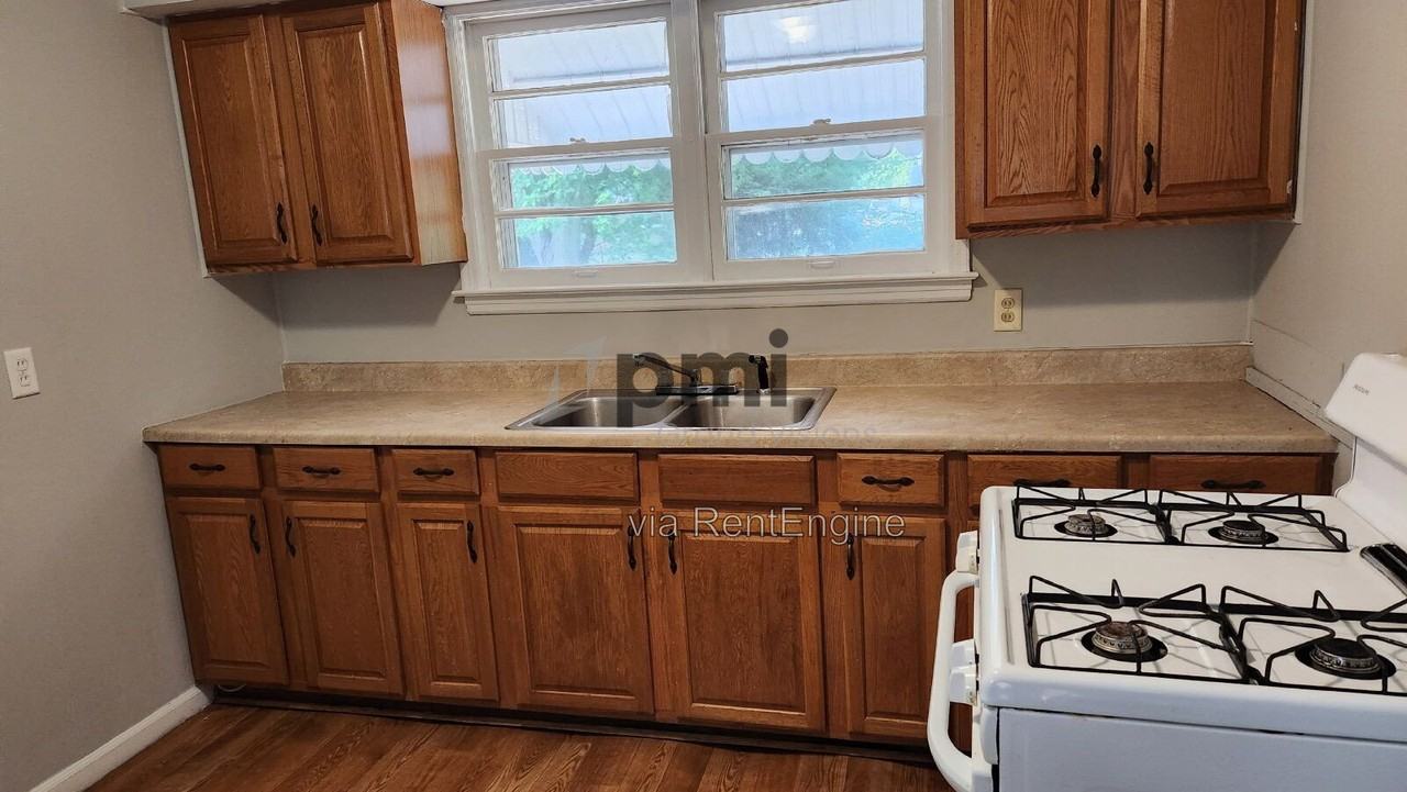 1561 W Hunt St - Photo 2 of 9