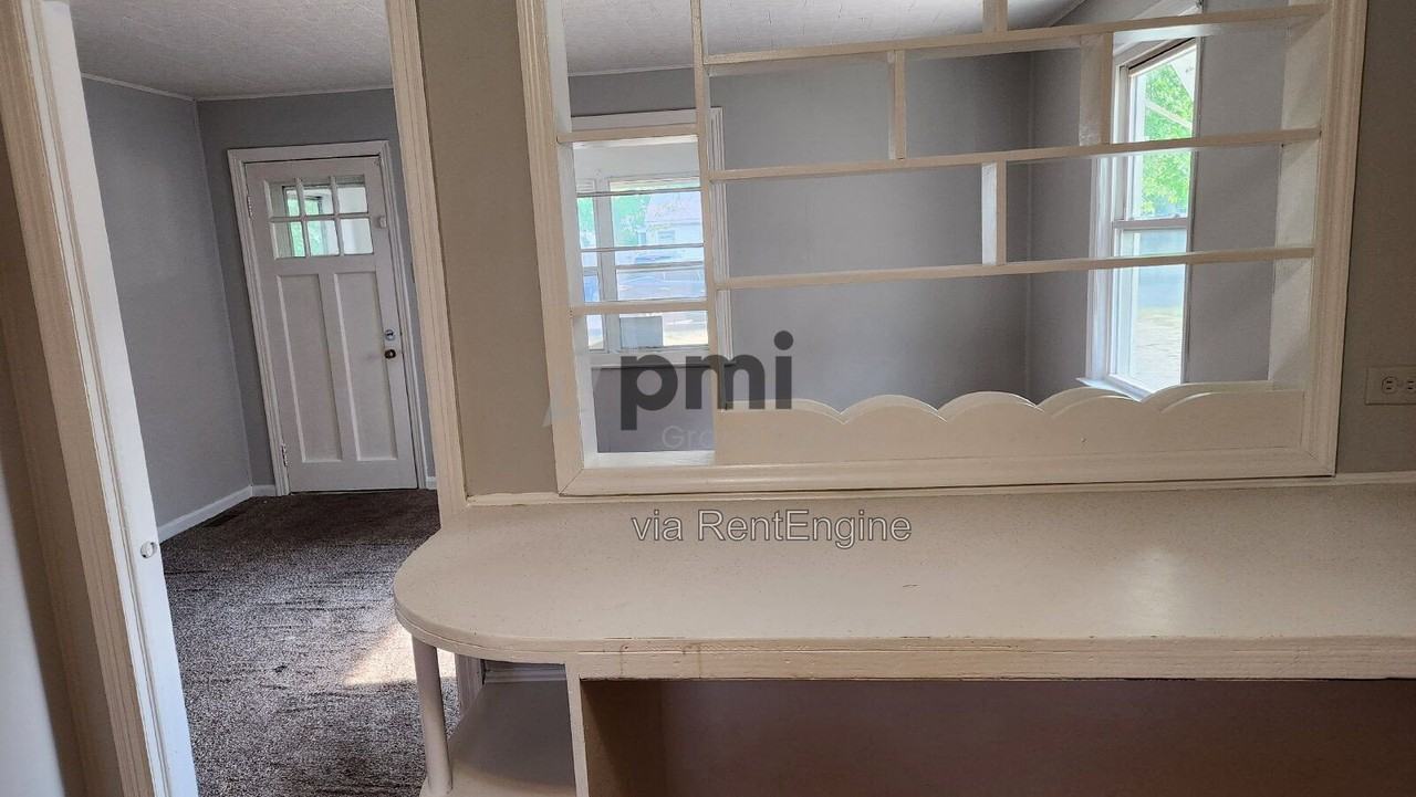 1561 W Hunt St - Photo 3 of 9