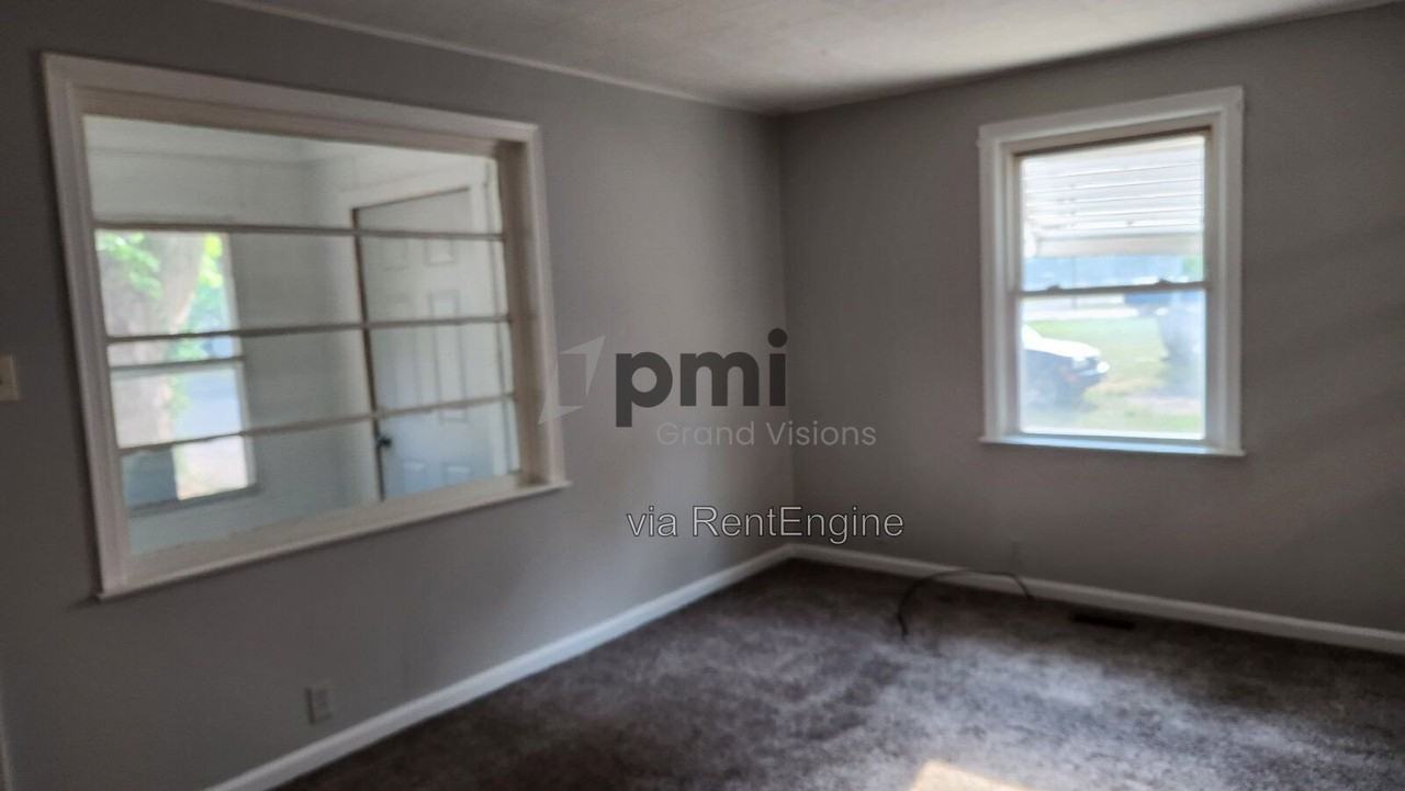 1561 W Hunt St - Photo 5 of 9