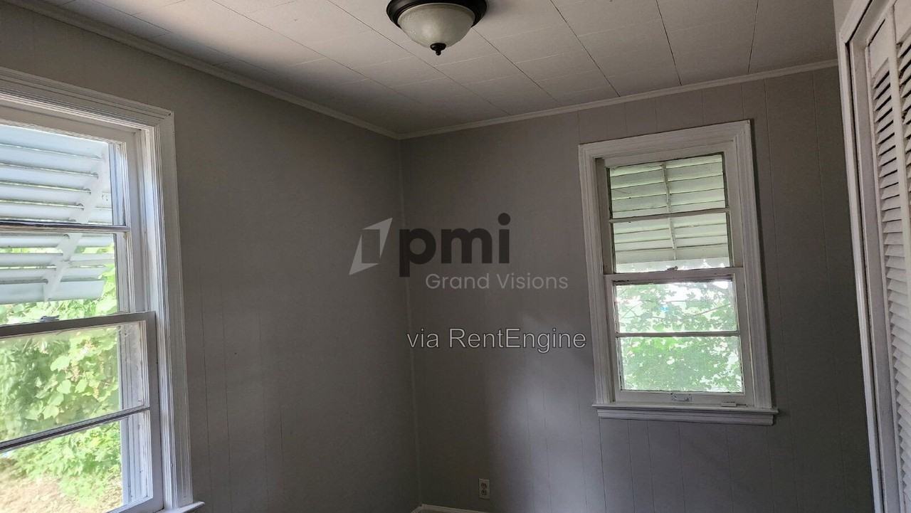 1561 W Hunt St - Photo 7 of 9