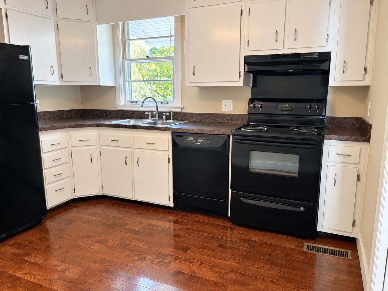 3719 Lamar Ave - Photo 4 of 11