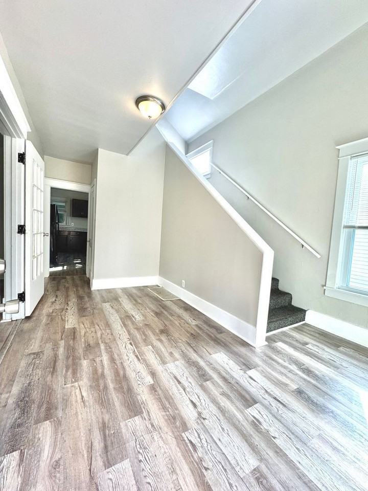 391 Houston Ave - Photo 3 of 17