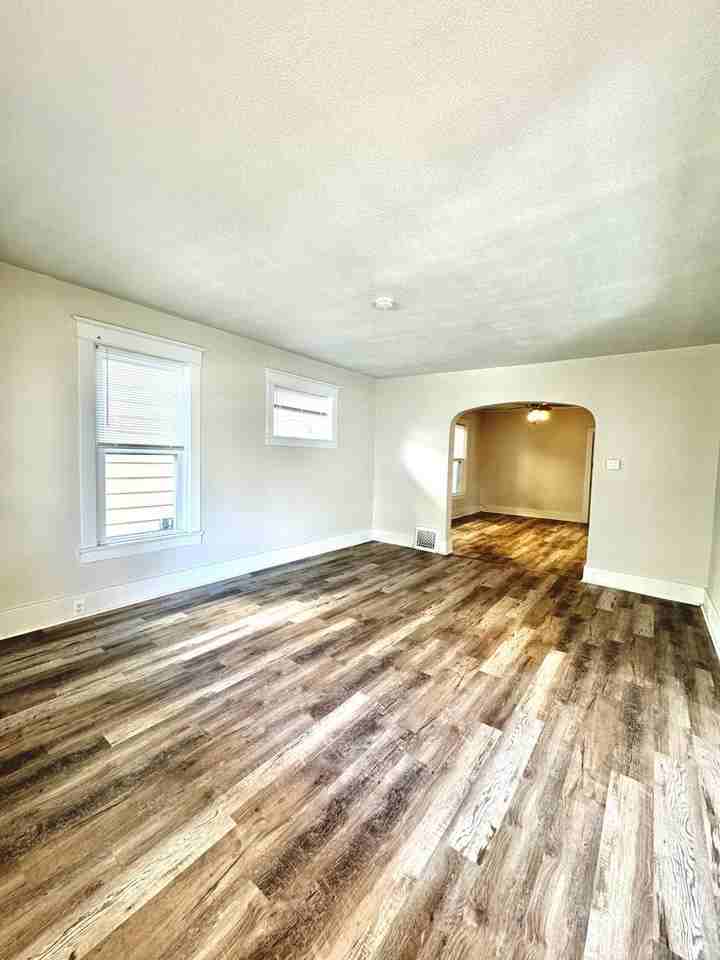 391 Houston Ave - Photo 4 of 17