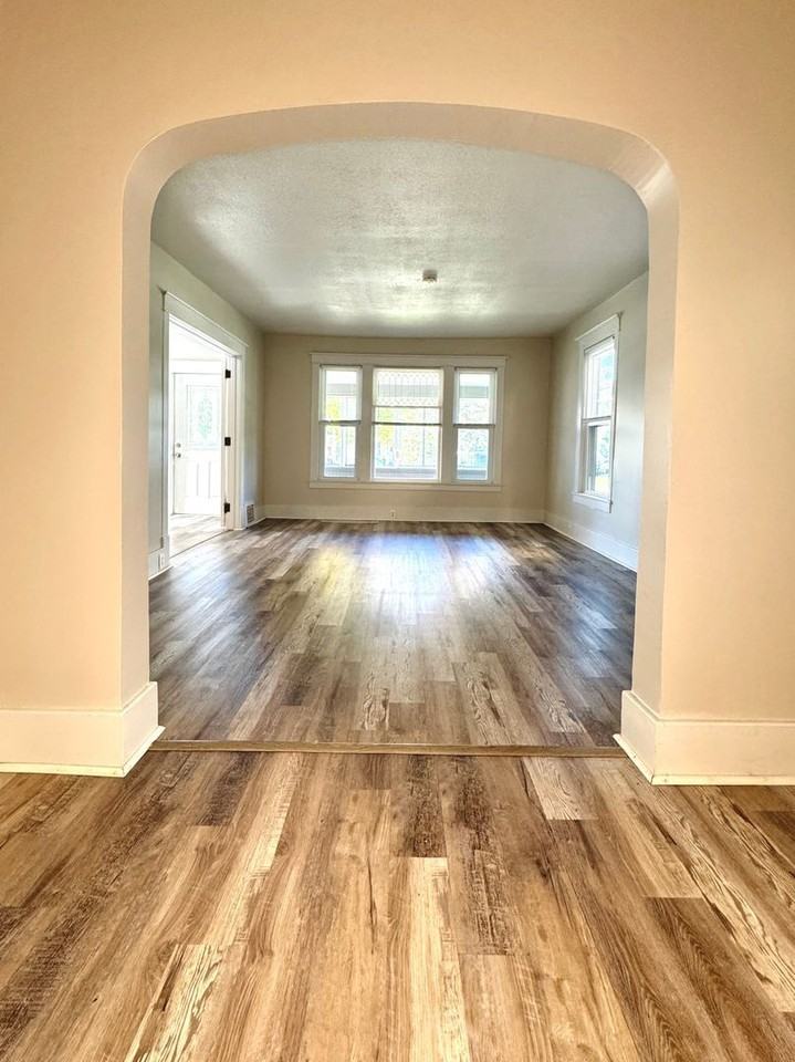 391 Houston Ave - Photo 5 of 17