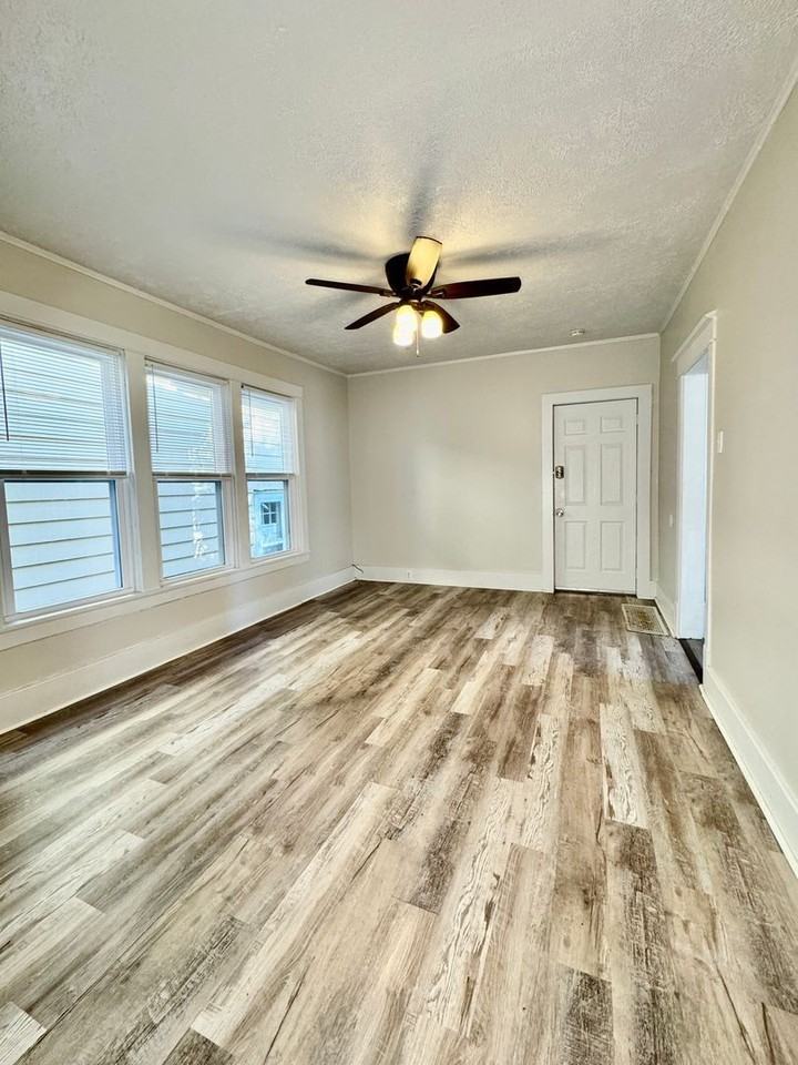 391 Houston Ave - Photo 6 of 17