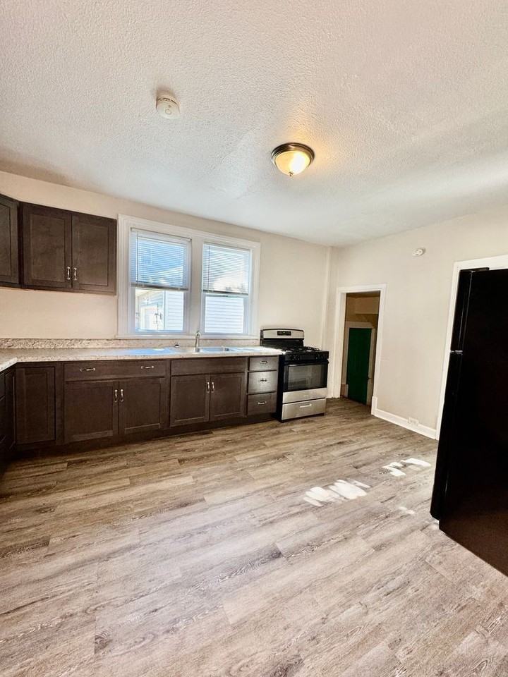 391 Houston Ave - Photo 7 of 17