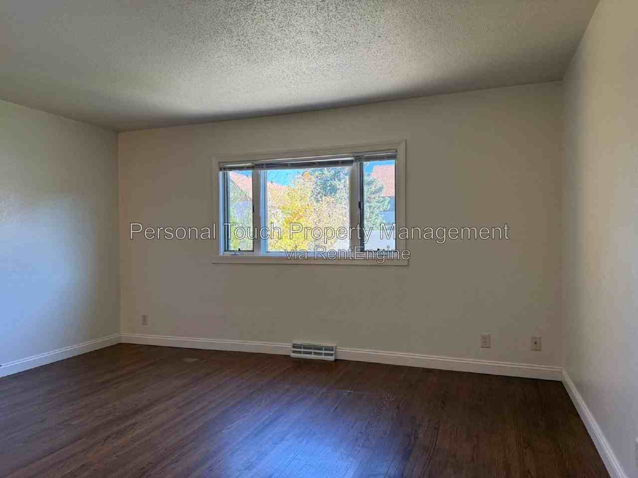 737 Oak St N - Photo 5 of 30