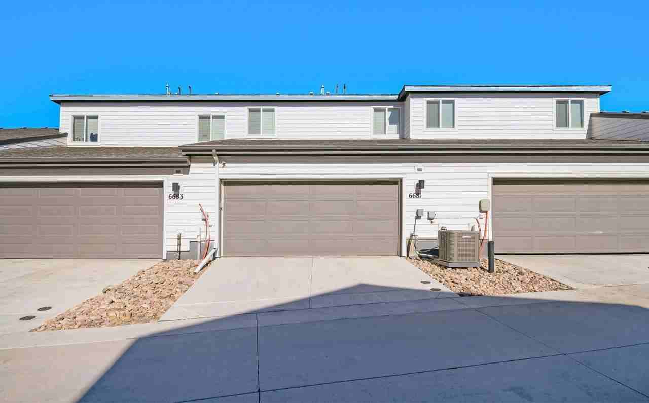 6681 N Ceylon St - Photo 3 of 12