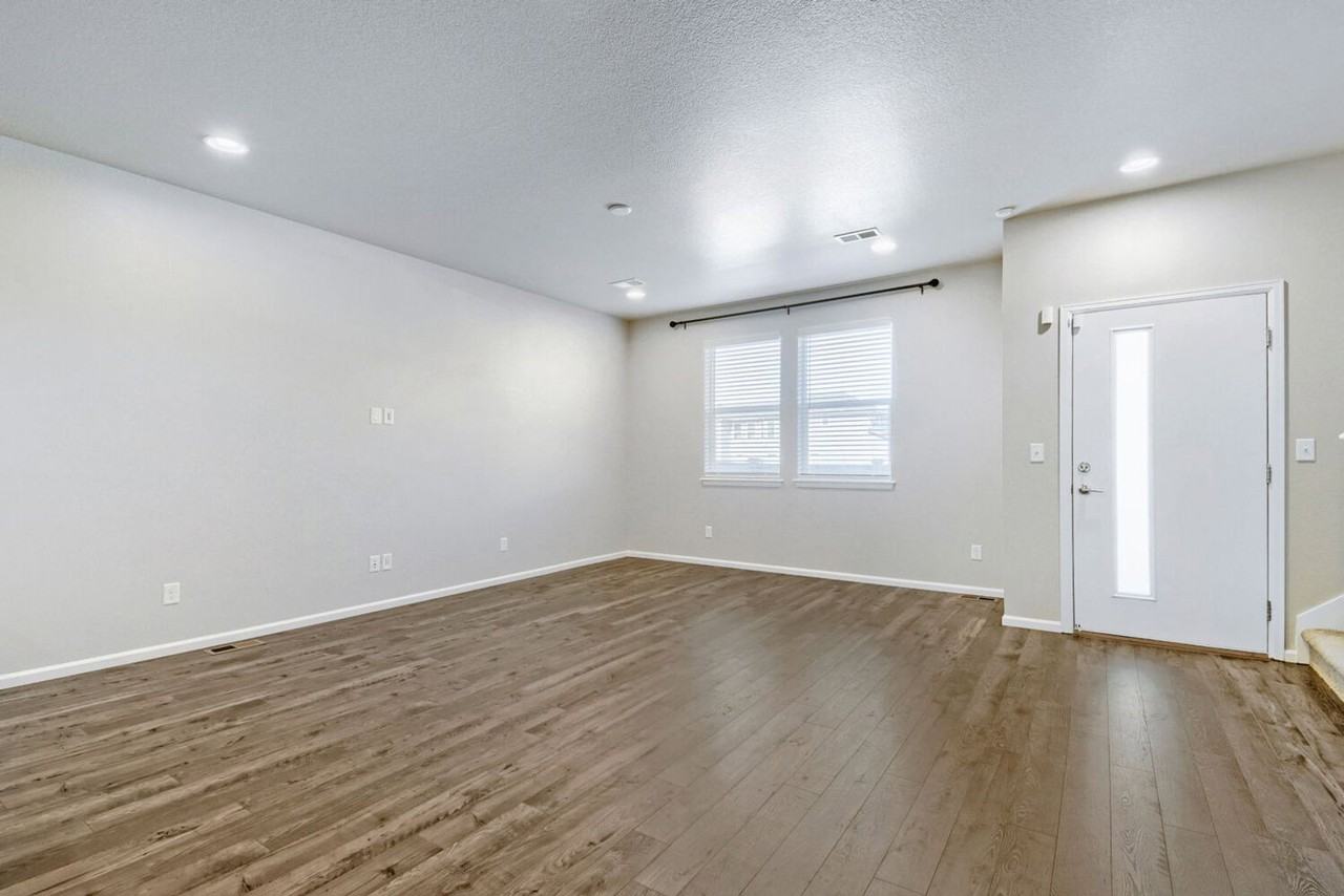 6681 N Ceylon St - Photo 6 of 12