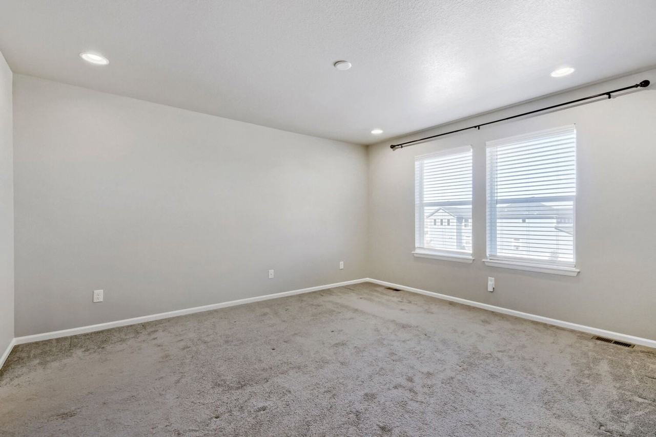 6681 N Ceylon St - Photo 7 of 12