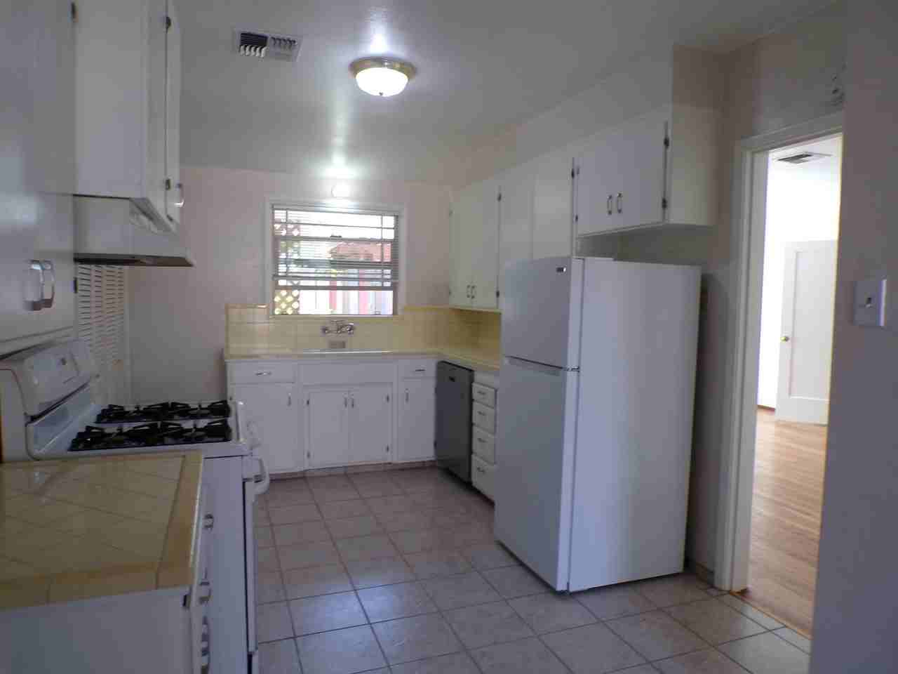 527 Orange Ave - Photo 7 of 17