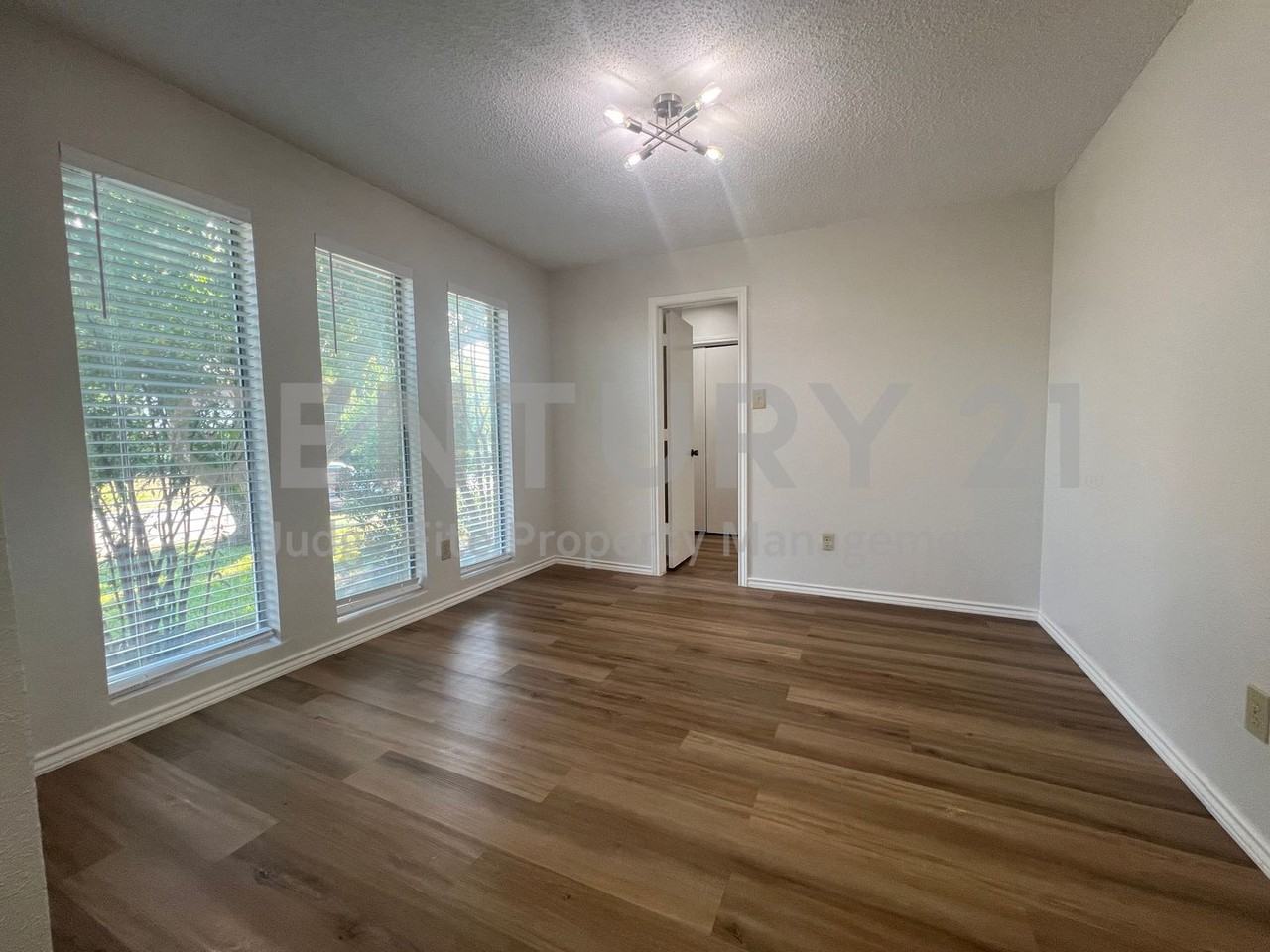 4517 Boston Dr - Photo 4 of 35