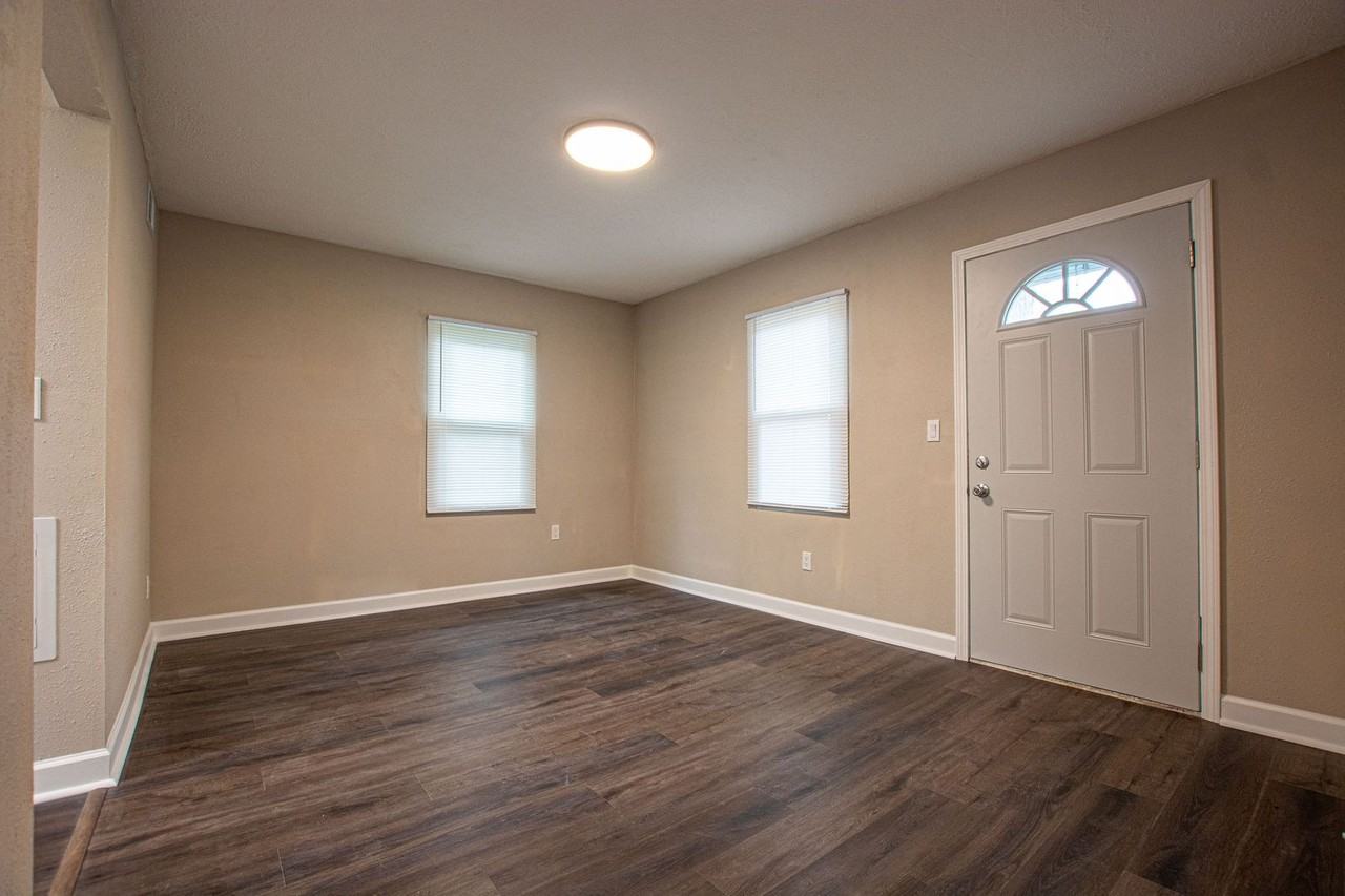 5005 S 42nd St - Photo 4 of 15