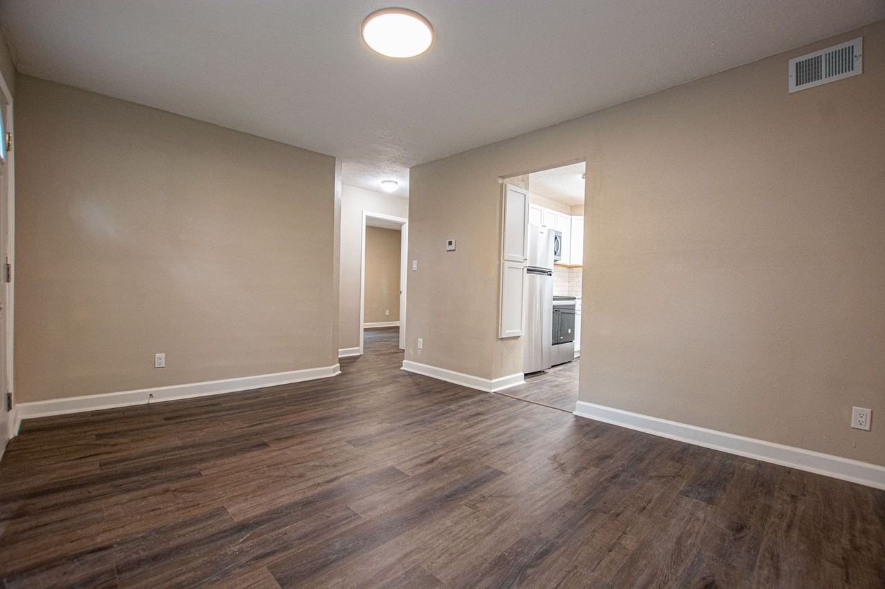 5005 S 42nd St - Photo 5 of 15