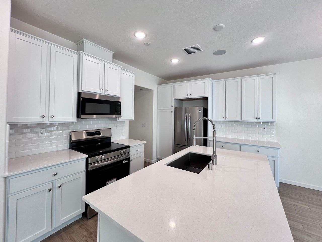 1526 Woodhill Ln - Photo 2 of 23