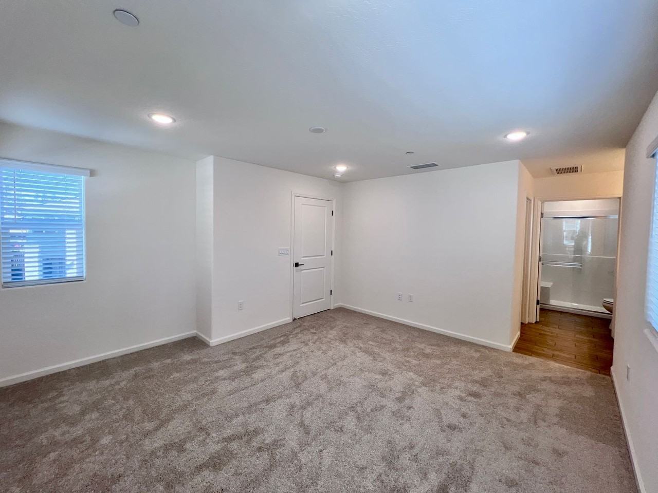 1526 Woodhill Ln - Photo 5 of 23