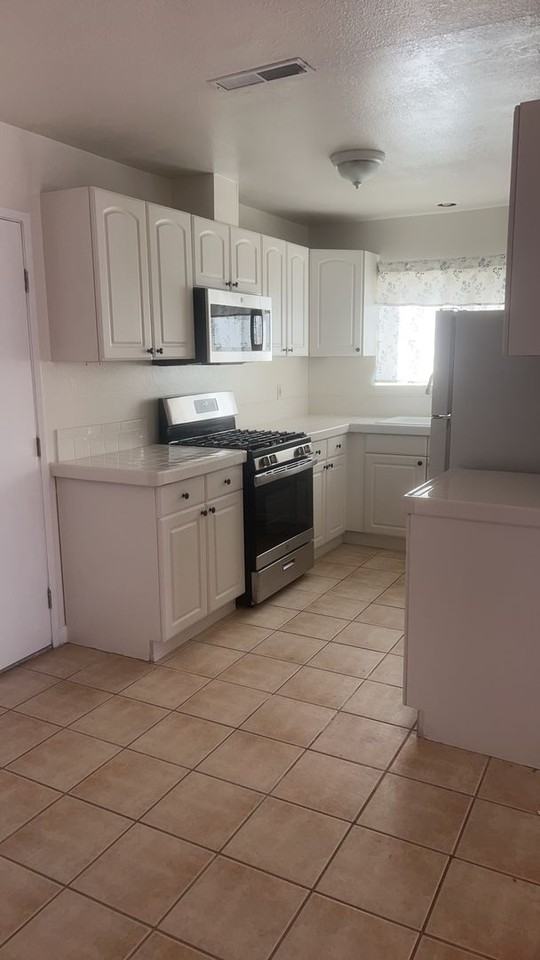 605 Flora Dr - Photo 4 of 29