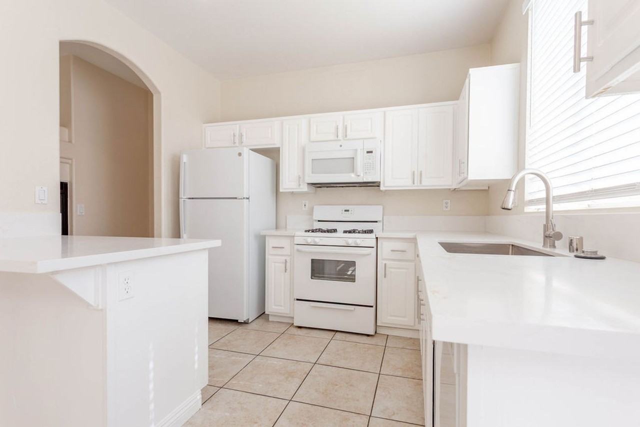 1407 Hometown Ave - Photo 7 of 37