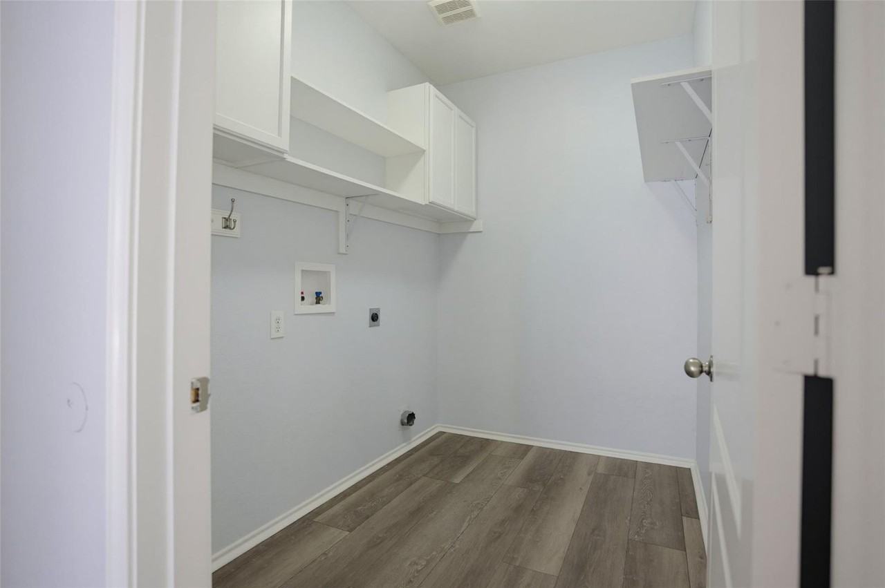 1402 Bradford Trace Dr - Photo 3 of 33