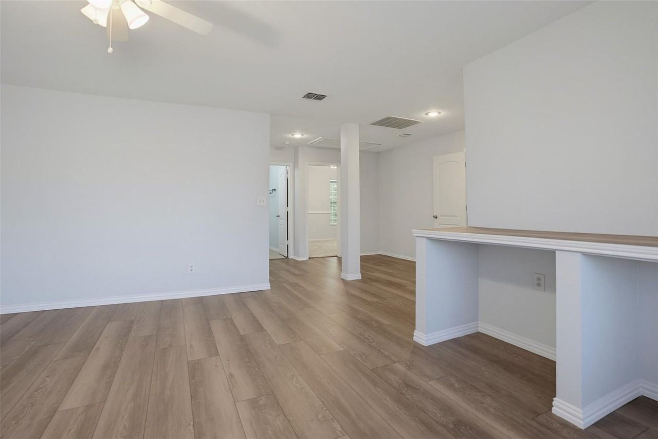 1402 Bradford Trace Dr - Photo 4 of 33