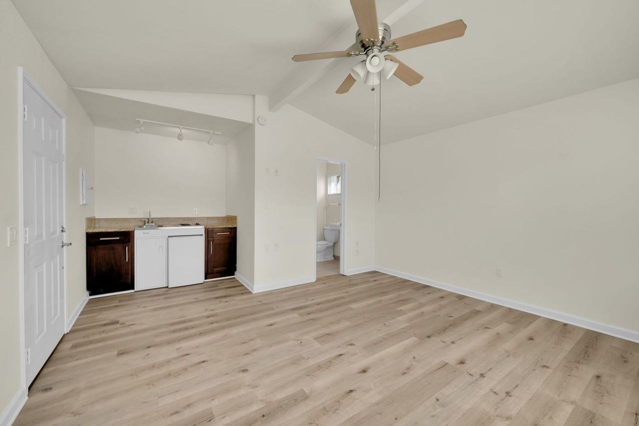 1114 N Ivy St - Photo 4 of 27