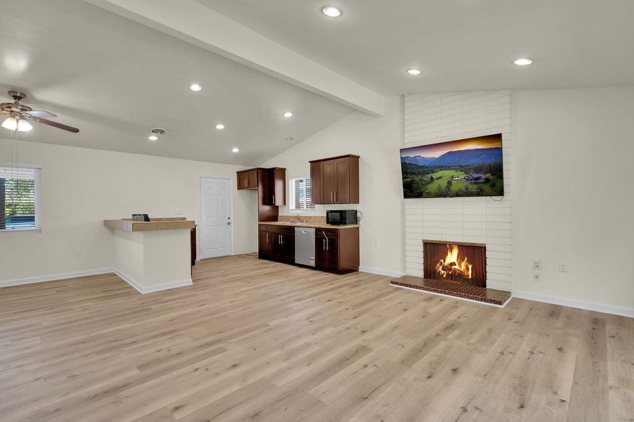 1114 N Ivy St - Photo 5 of 27