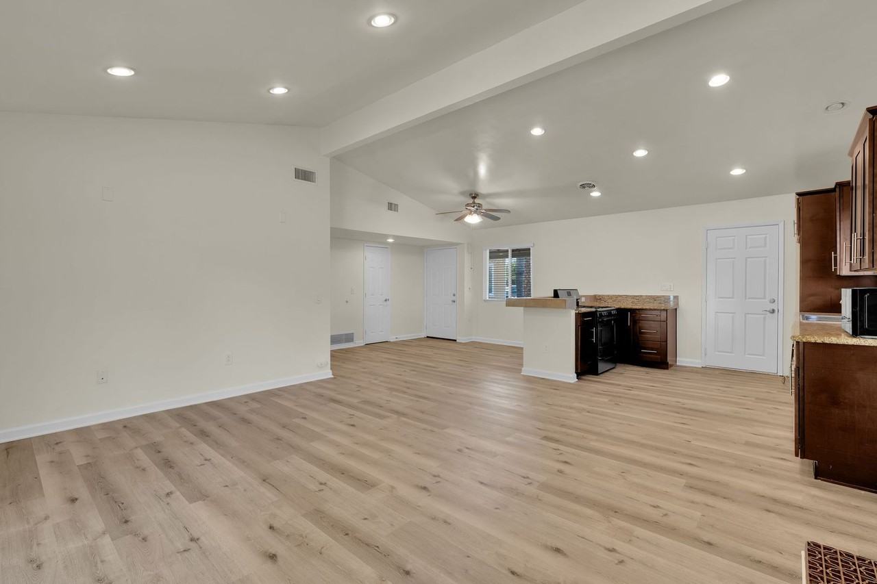 1114 N Ivy St - Photo 6 of 27
