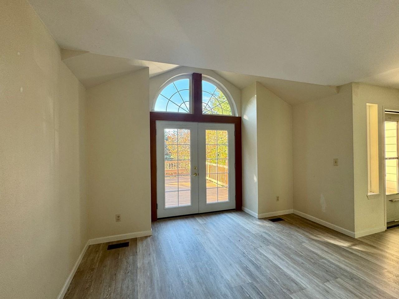 26228 Tuckerman Ave Ne - Photo 6 of 24