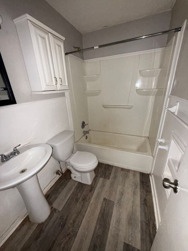 2704 41st St - Photo 4 of 8