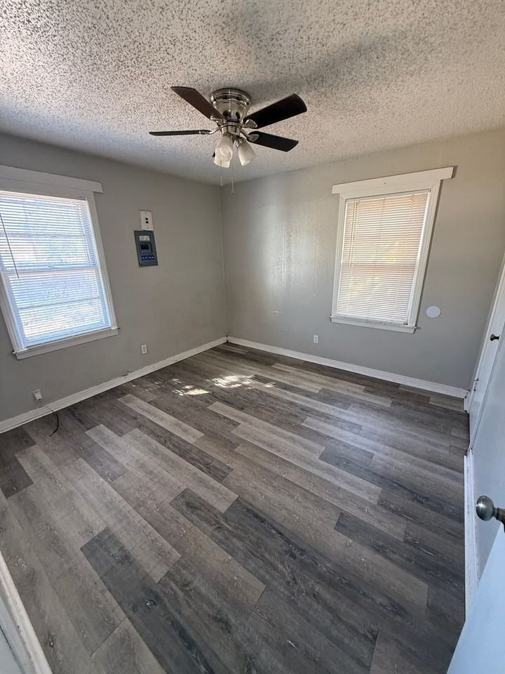 2704 41st St - Photo 5 of 8