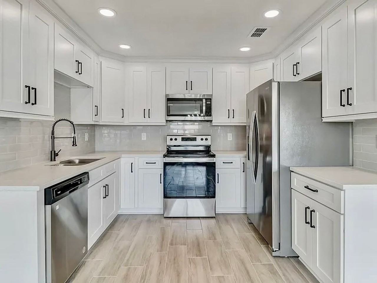 841A Mary St - Photo 3 of 10