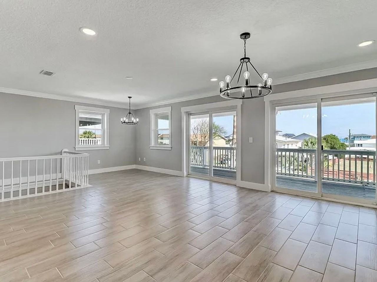 841A Mary St - Photo 4 of 10