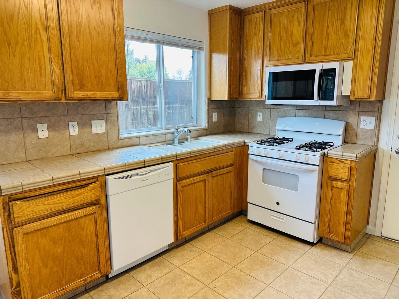 227 River Pt - Photo 3 of 22