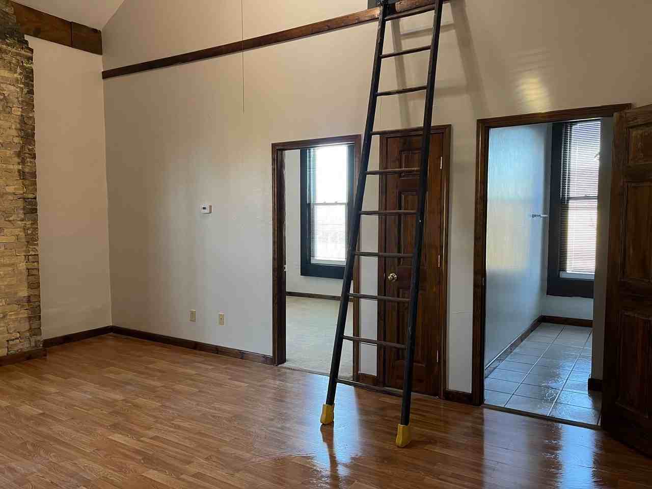 311 W Brown St - Photo 3 of 12