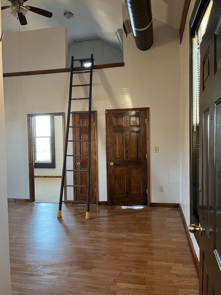 311 W Brown St - Photo 5 of 12