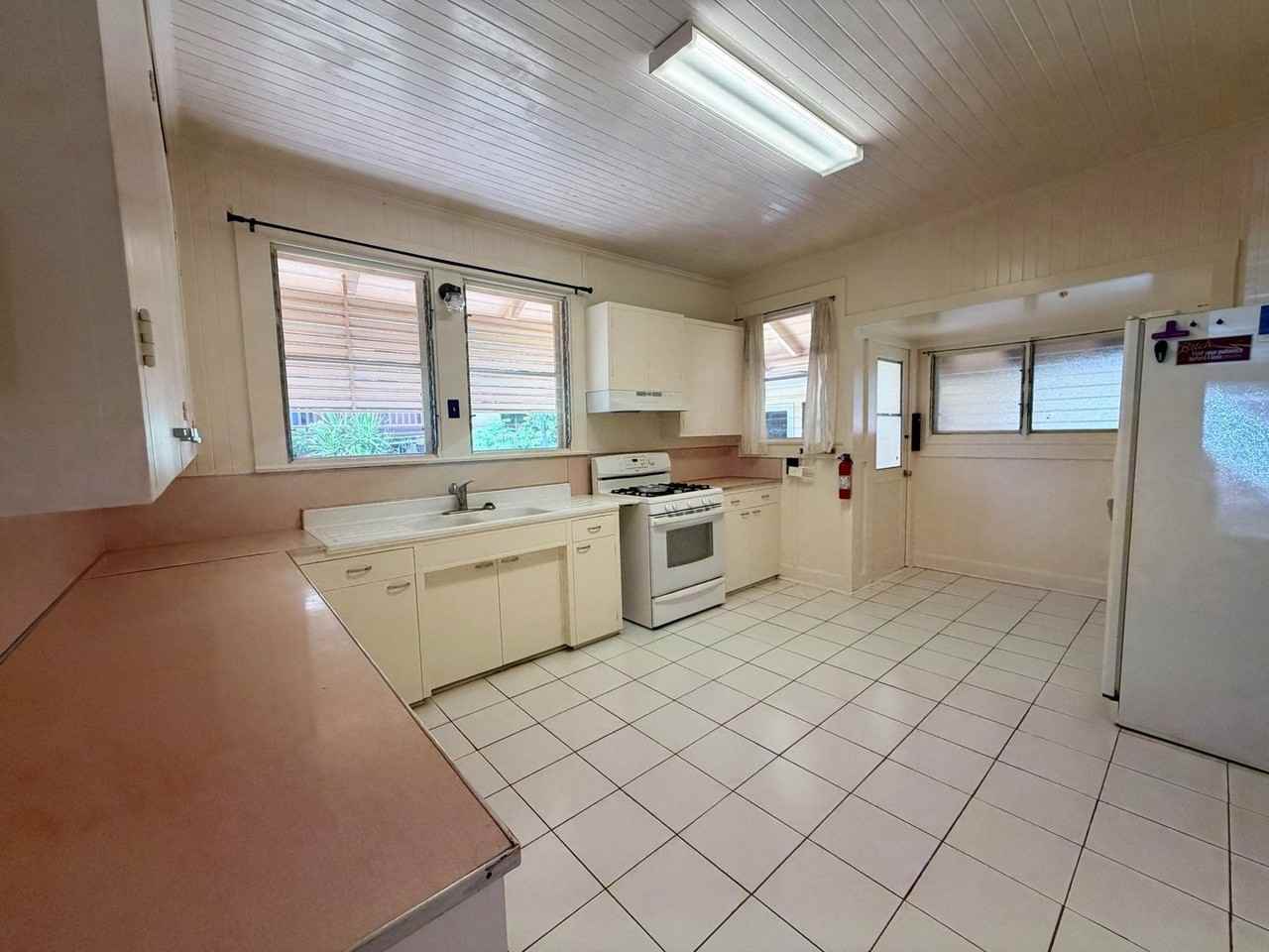 3944 Maunaloa Ave - Photo 7 of 24