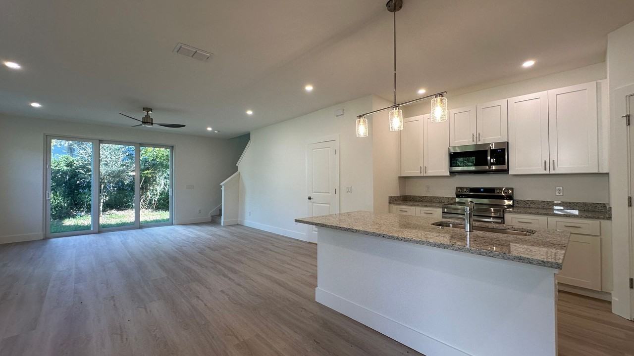 302 Ne Triplet Dr - Photo 2 of 36