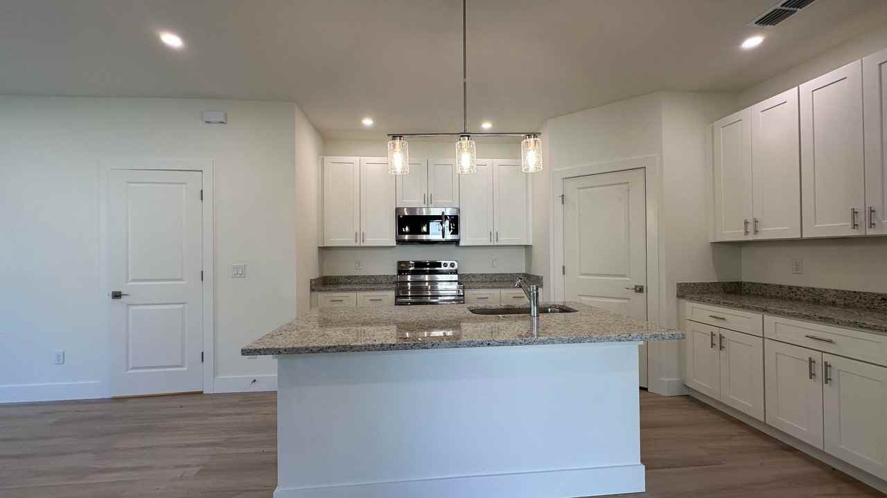 302 Ne Triplet Dr - Photo 3 of 36